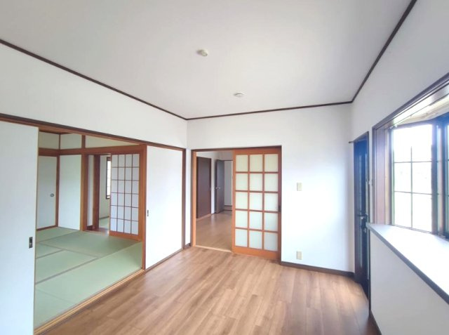 茂原市東郷　中古戸建の居間・リビング|内装リフォーム済み令和8年4月水回り含め 敷地約92坪 家庭菜園・ドックランが可能です