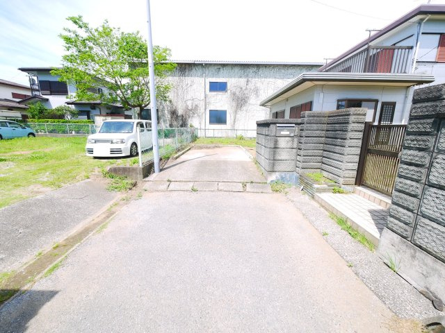 茂原市東郷　中古戸建の前面道路含む現地写真|内装リフォーム済み令和8年4月水回り含め 敷地約92坪 家庭菜園・ドックランが可能です