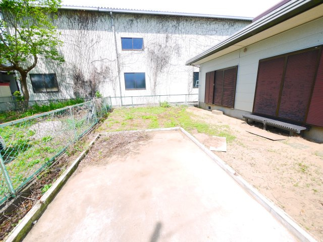 茂原市東郷　中古戸建の駐車場|内装リフォーム済み令和8年4月水回り含め 敷地約92坪 家庭菜園・ドックランが可能です