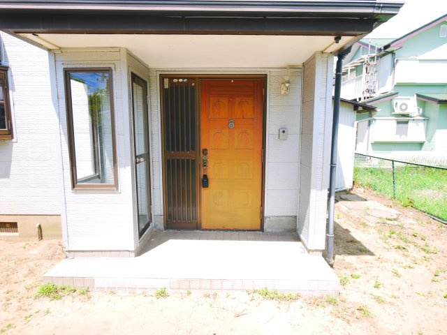 茂原市東郷　中古戸建の玄関|内装リフォーム済み令和8年4月水回り含め 敷地約92坪 家庭菜園・ドックランが可能です