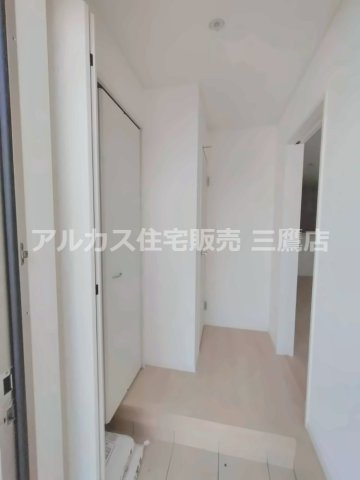 京王線 西調布駅 19分 新築戸建 調布市富士見町3丁目の玄関|玄関から室内へ続く、明るくすっきりとしたホール。収納も備え、玄関まわりを整えやすい設計です。