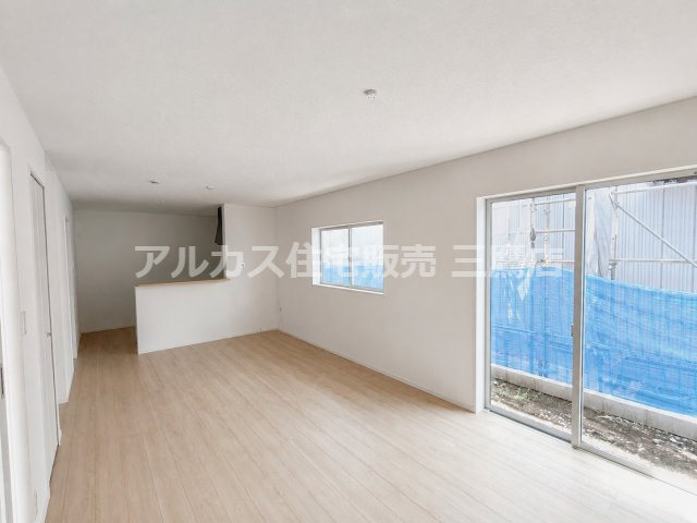 京王線 西調布駅 19分 新築戸建 調布市富士見町3丁目の居間・リビング|大きな窓から光を取り込む、開放感のあるLDK。リビングとダイニングをゆったり配置できる広さです。