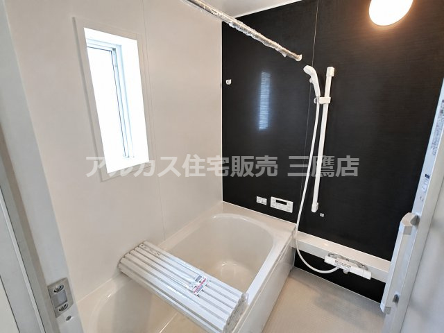 京王線 西調布駅 19分 新築戸建 調布市富士見町3丁目の浴室|落ち着いたアクセントパネルを採用した、くつろぎの浴室です。