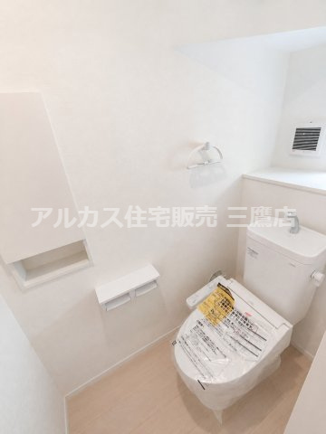 京王線 西調布駅 19分 新築戸建 調布市富士見町3丁目のトイレ|壁面収納と手洗い器を備えた、使い勝手のよいトイレです。