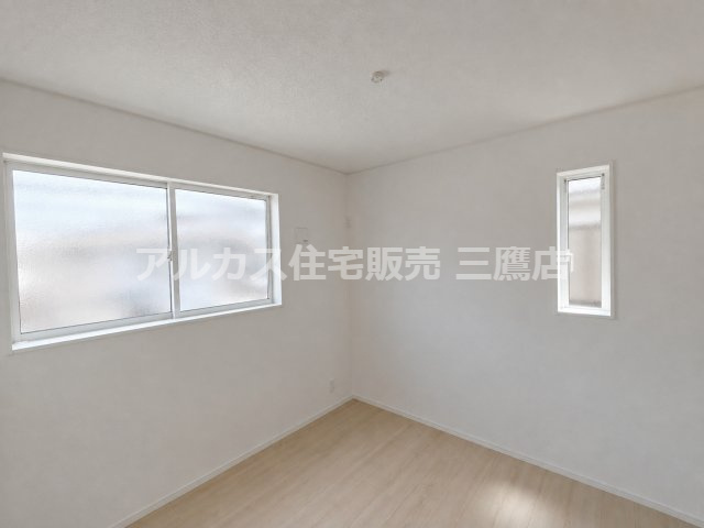 京王線 西調布駅 19分 新築戸建 調布市富士見町3丁目の洋室|二面に窓を設け、自然光と風を取り込みやすい洋室です。