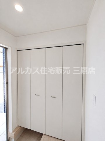 京王線 西調布駅 19分 新築戸建 調布市富士見町3丁目の玄関|大容量の玄関収納を備えた、すっきりとした玄関スペースです。