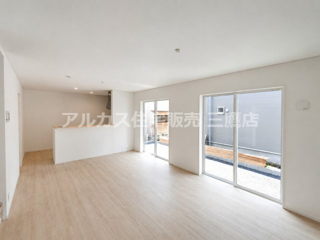 京王線 西調布駅 19分 新築戸建 調布市富士見町3丁目の居間・リビング|大きな窓から光が差し込む、明るく開放的なLDKです。