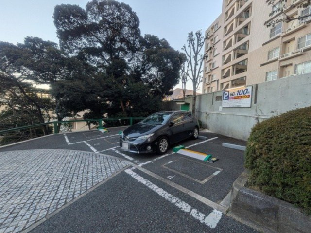 アメニス桜山寺B棟（C-1）の駐車場