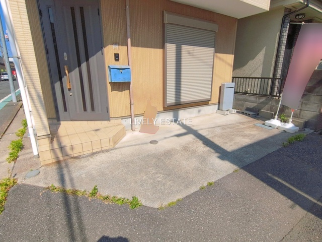 越谷市蒲生愛宕町 中古戸建の駐車場