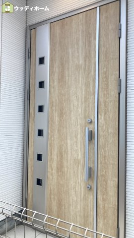 川口市安行原　中古一戸建ての玄関