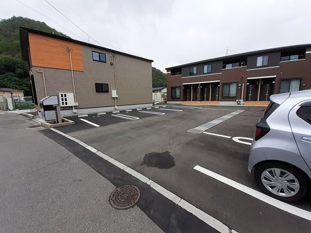 Ｏｆｆｉｎｇ　Ⅱの駐車場|車をお持ちの方に嬉しい駐車場付きの物件です