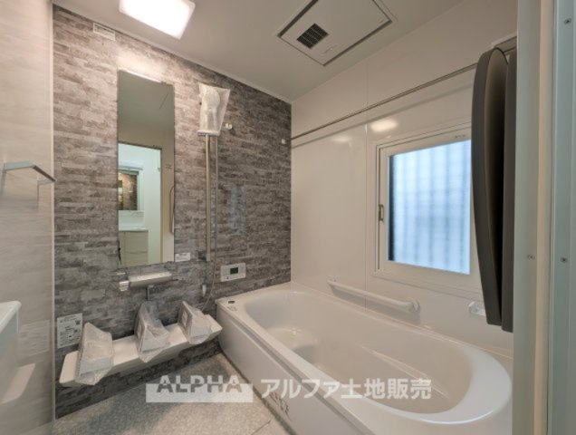 ~青梅河辺町~Remodeled Houseの浴室|【Bathroom】
◆浴室換気乾燥機付きUB◆雨に日でも洗濯物が乾かせ、同時に室内を乾燥させる為、カビ、汚れの発生を抑えます。暖房機機能があり冬場は入浴前に暖め可能でとても重宝します。