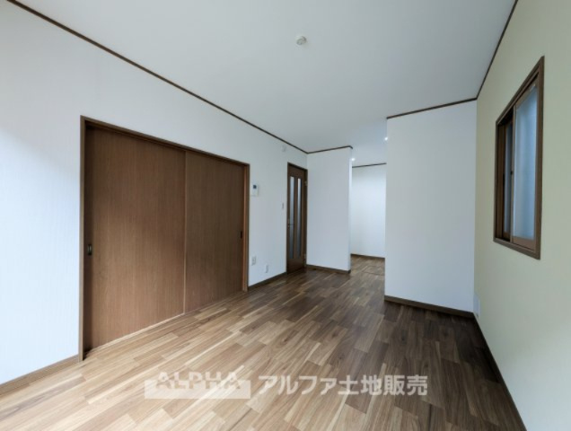 ~青梅河辺町~Remodeled Houseの居間・リビング|【Comfortable living】
◆居心地のいい暮らし◆には欠かせない眩い採光。ゆったりとした幅の窓からこの空間に降り注ぐ採光が絶えない。明るいリビングこそ居心地のいい暮らしが待っていると思う
