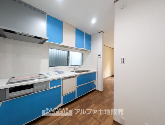 ~青梅河辺町~Remodeled Houseのキッチン|【Kitchen】
◆キッチン◆美しく使いやすいキッチンは油汚れが簡単に拭き取れる素材で加工されており、浄水器シャワーから流す水の音を軽減する静かなシンクを採用。見えないところにさり気ない配慮が嬉しい