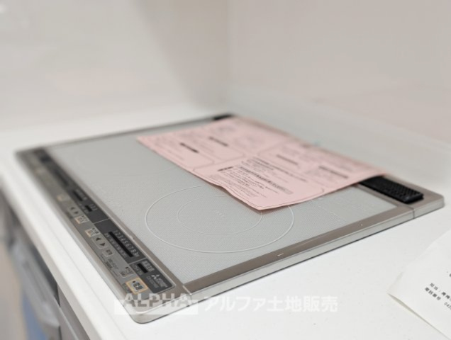 ~青梅河辺町~Remodeled Houseのキッチン|【IH cooking heater】
◆IHクッキングヒーター◆火を使わず調理できる為、小さなお子様が居ても安心のアイテム。お掃除もサッとひと拭きで綺麗になるので楽チンですね。