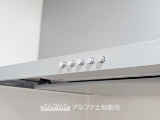 ~青梅河辺町~Remodeled Houseのキッチン|【Low-Profile Range Hood】
◆スリムレンジフード◆静かに心地よく空気を整えるリファインド設計。油汚れも付きにくく、お手入れも簡単。清潔で美しいキッチン空間を保ちます。