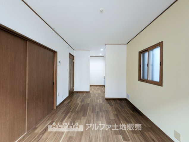 ~青梅河辺町~Remodeled Houseの居間・リビング|【Living room】
◆時を忘れる場所◆ここにはみんなが集い、食事と楽しい会話が始まる。話に夢中になりすぎて、ついつい時を忘れ夜半過ぎになってしまう。そんな束の間の幸せを感じさせてくれる場所。