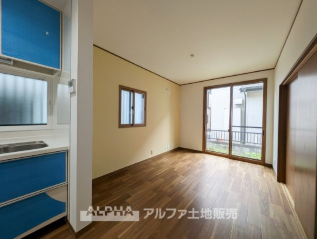 ~青梅河辺町~Remodeled Houseの居間・リビング|【The situation】
◆シチュエーション◆リビングルームのドアを開くと、窓から飛び込むのは緑と光の風光明媚な景色。僕の目に映るは、ここで家族と会話をワイワイガヤガヤ楽しんでいる様子。