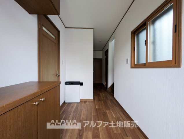 ~青梅河辺町~Remodeled Houseの玄関|【Shoes cloakroom】
◆シューズクローク◆帰宅し玄関を入ると容量たっぷりなシューズクローク。そこにはお気に入りのチャカブーツやジョンロブのストレートチップを眺める。そんな時間も悪くない。