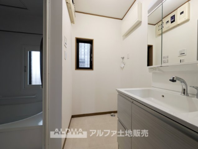~青梅河辺町~Remodeled Houseのランドリースペース|【Laundry space】
◆ランドリースペース◆広々した空間で雨の日でも十分に洗濯物を乾かすことが出来ます。バスルームには浴室換気乾燥機も付いているので重宝しますね。