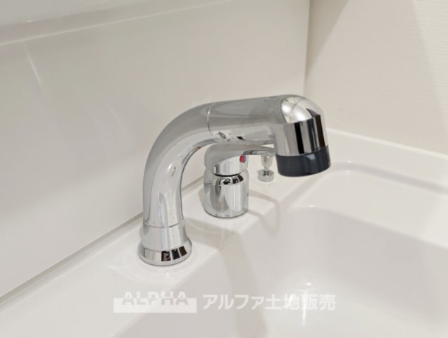 ~青梅河辺町~Remodeled Houseの独立洗面台|【Wash basin】
◆洗面台◆人工大理石TOPの洗面ボウルサイドはゆったりとしたスペースが設けられ、フレグランスなどを置いたりするのに便利なパ洗面化粧台。