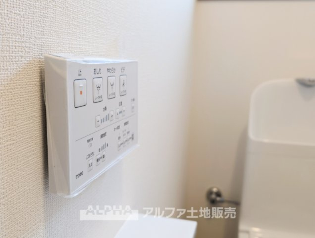 ~青梅河辺町~Remodeled Houseのトイレ|【Warm water flush toilet】
◆温水洗浄便座付きトイレ◆お掃除も楽々。快適に過ごすためには今や欠かせない設備の一つです。壁掛けリモコンで使いやすくいつでも清潔に保てます。