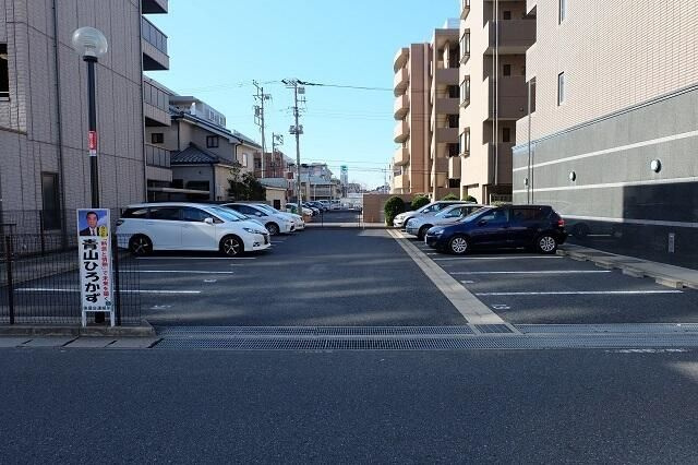 グレースコート妙典の駐車場