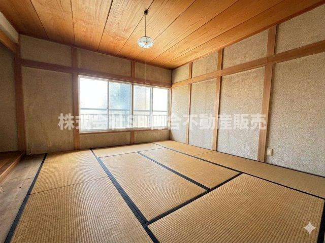 稲葉3丁目中古戸建の子供部屋|お子様が走り回れるぐらいの広々としたお部屋です！（※室内画像は加工により家具等を消しています。）