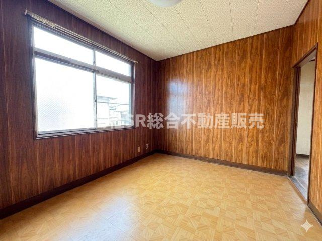 稲葉3丁目中古戸建の洋室|大きな窓から採光がたっぷり入る明るい洋室です（※室内画像は加工により家具等を消しています。）