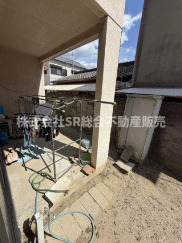 稲葉3丁目中古戸建のバルコニー|1Fでは外から目を気にせずに洗濯物を干せます！