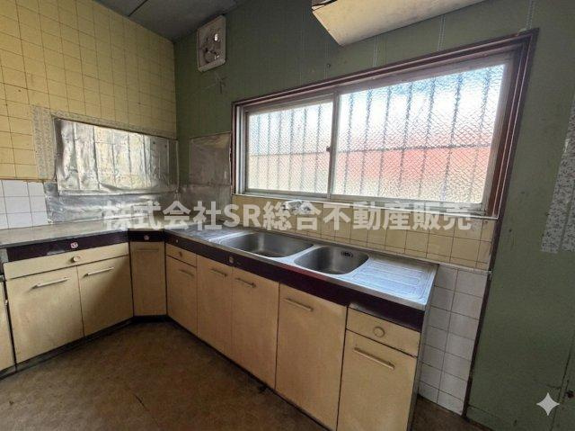 稲葉3丁目中古戸建のキッチン|L字型の明るいキッチンで快適にお料理できます♪（※室内画像は加工により家具等を消しています。）
