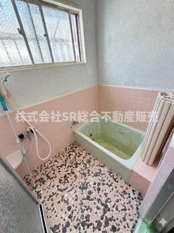 稲葉3丁目中古戸建の浴室|お風呂には窓もあり、換気がバッチリとできます☆（※室内画像は加工により家具等を消しています。）