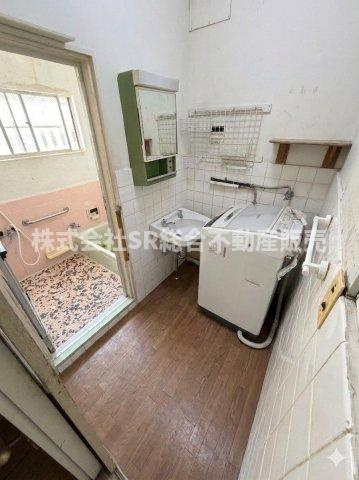 稲葉3丁目中古戸建の脱衣所|脱いだ衣服はそのまま洗濯機へ。使いやすい脱衣場です！（※室内画像は加工により家具等を消しています。）