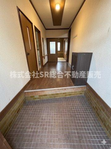 稲葉3丁目中古戸建の玄関|広々とした玄関です！（※室内画像は加工により家具等を消しています。）