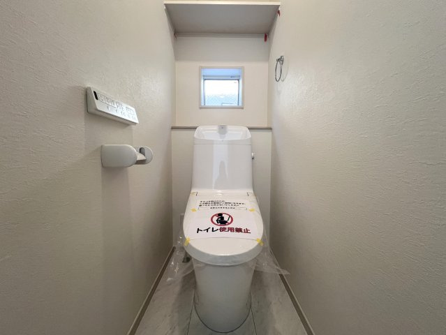 狭すぎず、広すぎず、あなたの生活にジャストフィットな戸建はコレで決まりっ！！【川崎市高津区久末】新築戸建のトイレ|落ち着いたトイレです