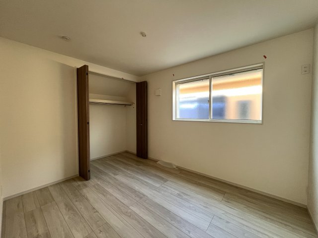 狭すぎず、広すぎず、あなたの生活にジャストフィットな戸建はコレで決まりっ！！【川崎市高津区久末】新築戸建の洋室|個人の部屋や寝室として使える洋室です