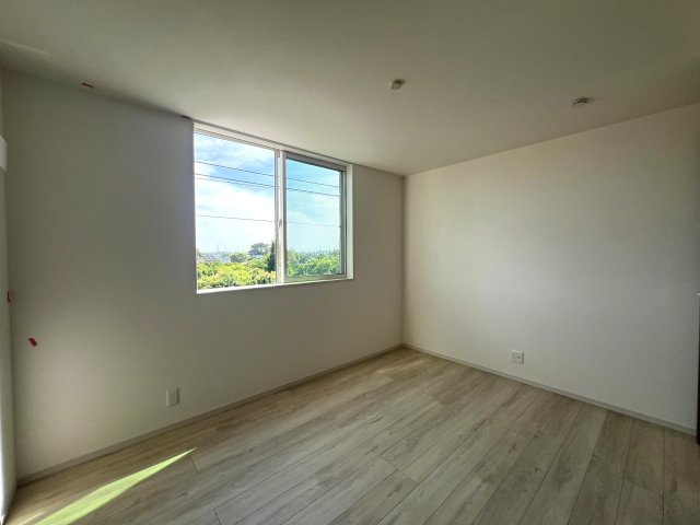 狭すぎず、広すぎず、あなたの生活にジャストフィットな戸建はコレで決まりっ！！【川崎市高津区久末】新築戸建の洋室|ゆったりした洋室です
