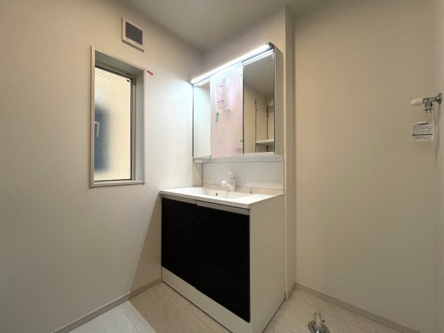 狭すぎず、広すぎず、あなたの生活にジャストフィットな戸建はコレで決まりっ！！【川崎市高津区久末】新築戸建の独立洗面台|独立洗面台で身支度をすべて済ませてしまいましょう