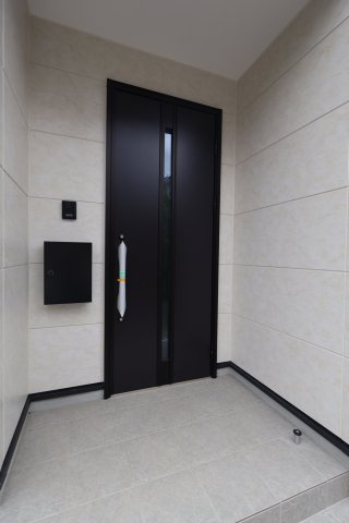 《仲介手数料無料》西区大字佐知川1312-9新築一戸建てケイアイグレイスの玄関