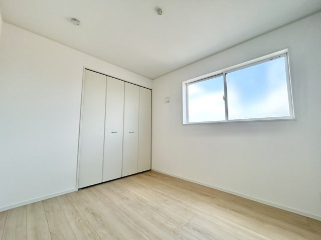 新築戸建　伊丹市萩野西1丁目の子供部屋|2階子供部屋　5.2帖　クローゼット収納ございます♪