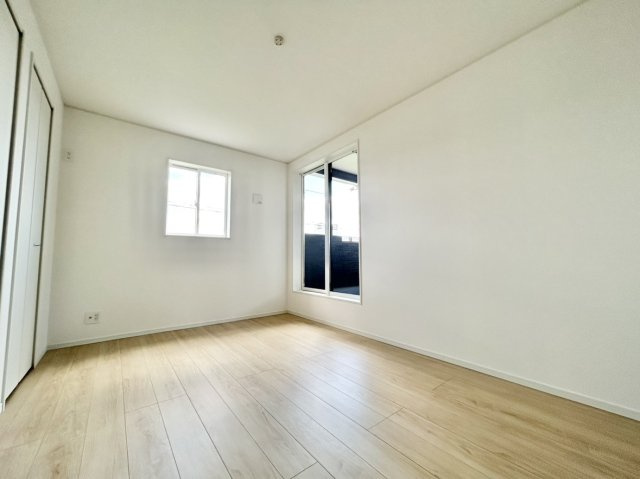 新築戸建　伊丹市萩野西1丁目の寝室|2階寝室　6.7帖　ルーフバルコニーへ出られます♪