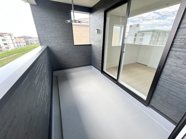 新築戸建　伊丹市萩野西1丁目のバルコニー|天候を気にせず洗濯物を干せるルーフバルコニー♪寝室6.7帖と洋室6.1帖に面し、明るい室内に♪