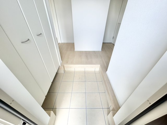 新築戸建　伊丹市萩野西1丁目の玄関|玄関から入ってすぐ右手にトイレがあり、お出かけ前や来客時もスムーズ◎