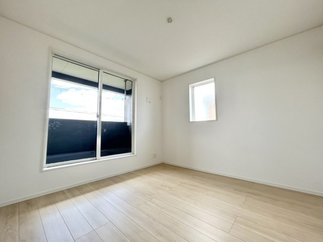新築戸建　伊丹市萩野西1丁目の洋室|2階洋室　6.1帖　クローゼット収納完備！ルーフバルコニーへ出られます♪