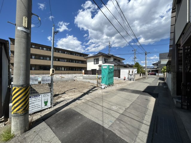 新築戸建　長野市高田　全2棟の前面道路含む現地写真