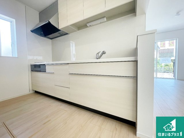 姫路市網干区垣内南町　第2期　新築一戸建てのキッチン|リビングと統一感があり、使い勝手のいいキッチン。広々としているので、二人並んで作業が出来ちゃいます。お子様と一緒に色々なお料理に挑戦できるスペースがあります。