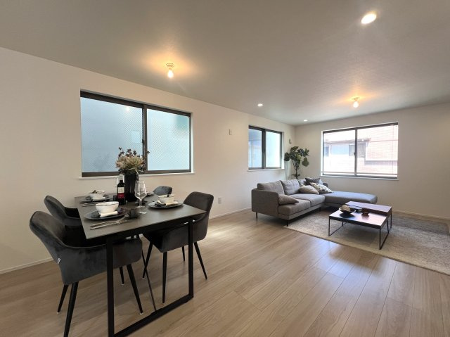 駅徒歩3分の好立地に佇む邸宅にはふさわさしき高級感！標準装備の防犯カメラが大切なお家を見張ります！うーん、グレイト！！な【中原区新城5丁目】新築戸建の居間・リビング|リビングです