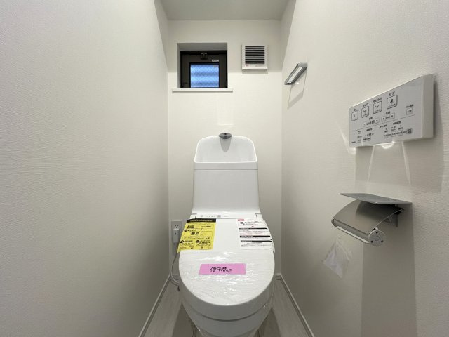 駅徒歩3分の好立地に佇む邸宅にはふさわさしき高級感！標準装備の防犯カメラが大切なお家を見張ります！うーん、グレイト！！な【中原区新城5丁目】新築戸建のトイレ|トイレです