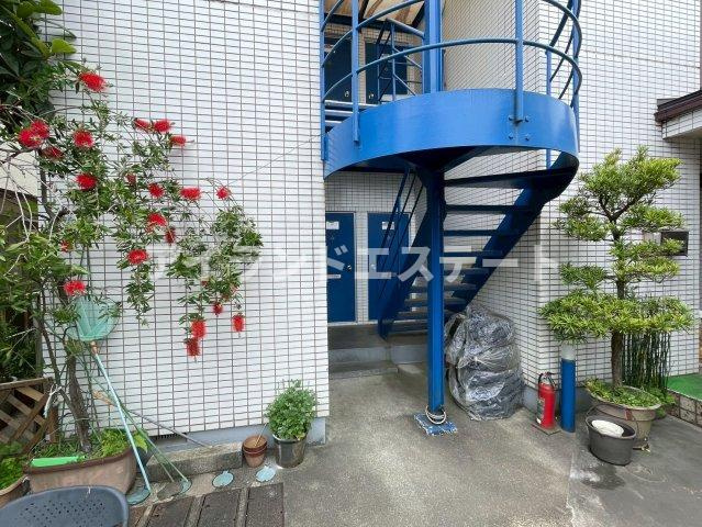 リバーサイド松井　角住戸　女性限定　バイク相談のエントランス
