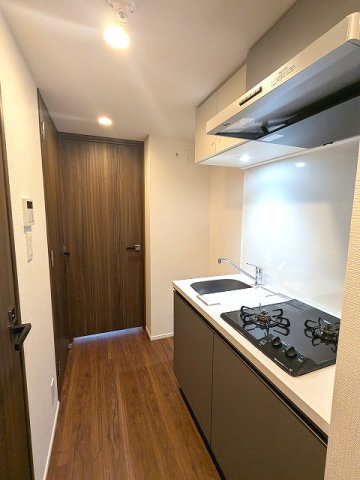 Renaissance Court浅草の設備|ガス2口システムキッチン、料理しやすいシンクカバー付、瀟洒でお手入れ楽なガラストップコンロです、洋室と扉で別れた1Kタイプです